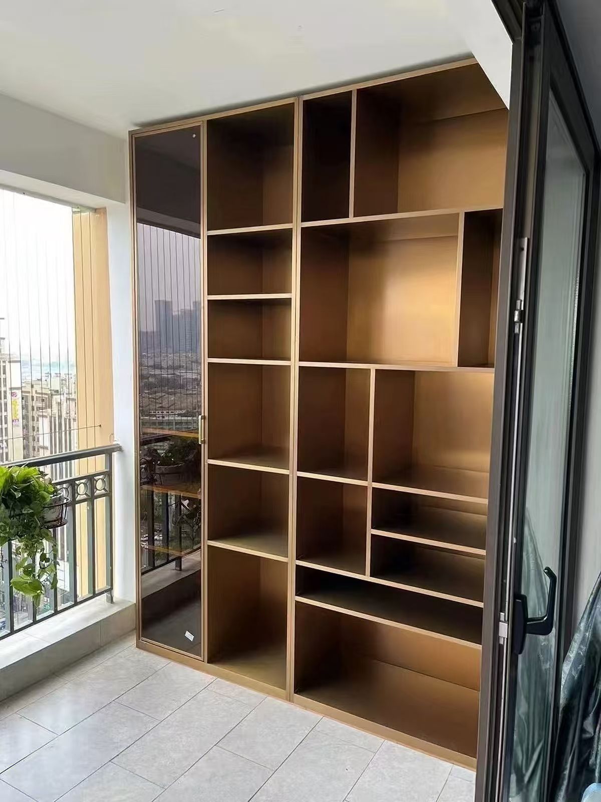 為什么高端場所都偏愛不銹鋼制品？揭秘不銹鋼展柜與酒柜的卓越優(yōu)勢！